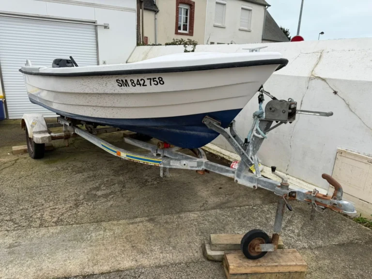 MATÉRIEL, MOBILIER, VÉHICULES, UN BATEAU, « VEDETTE » ET DEUX NAVIRES.